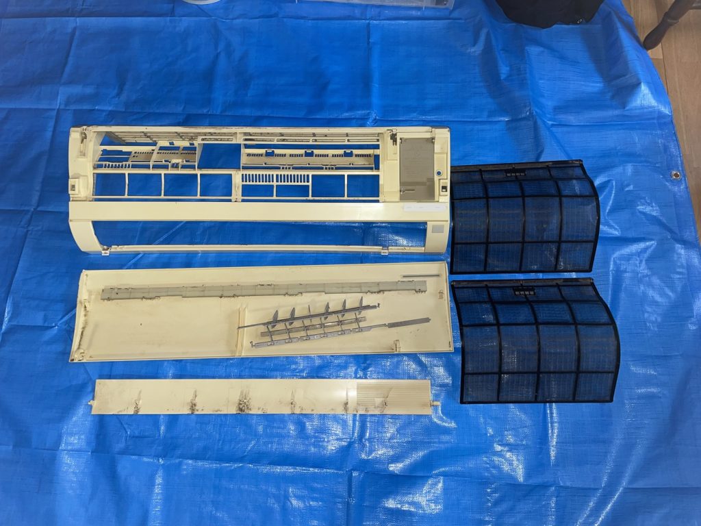 ルームエアコンパーツ洗浄前